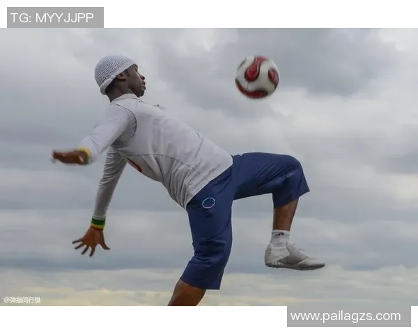 足球明星化身路人街头现身引发粉丝热议与追捧